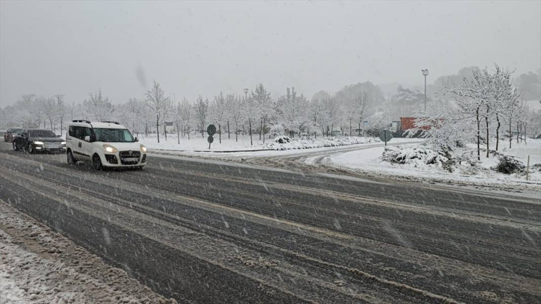 Beklenen kar yağışı başladı, trafik aksıyor 23